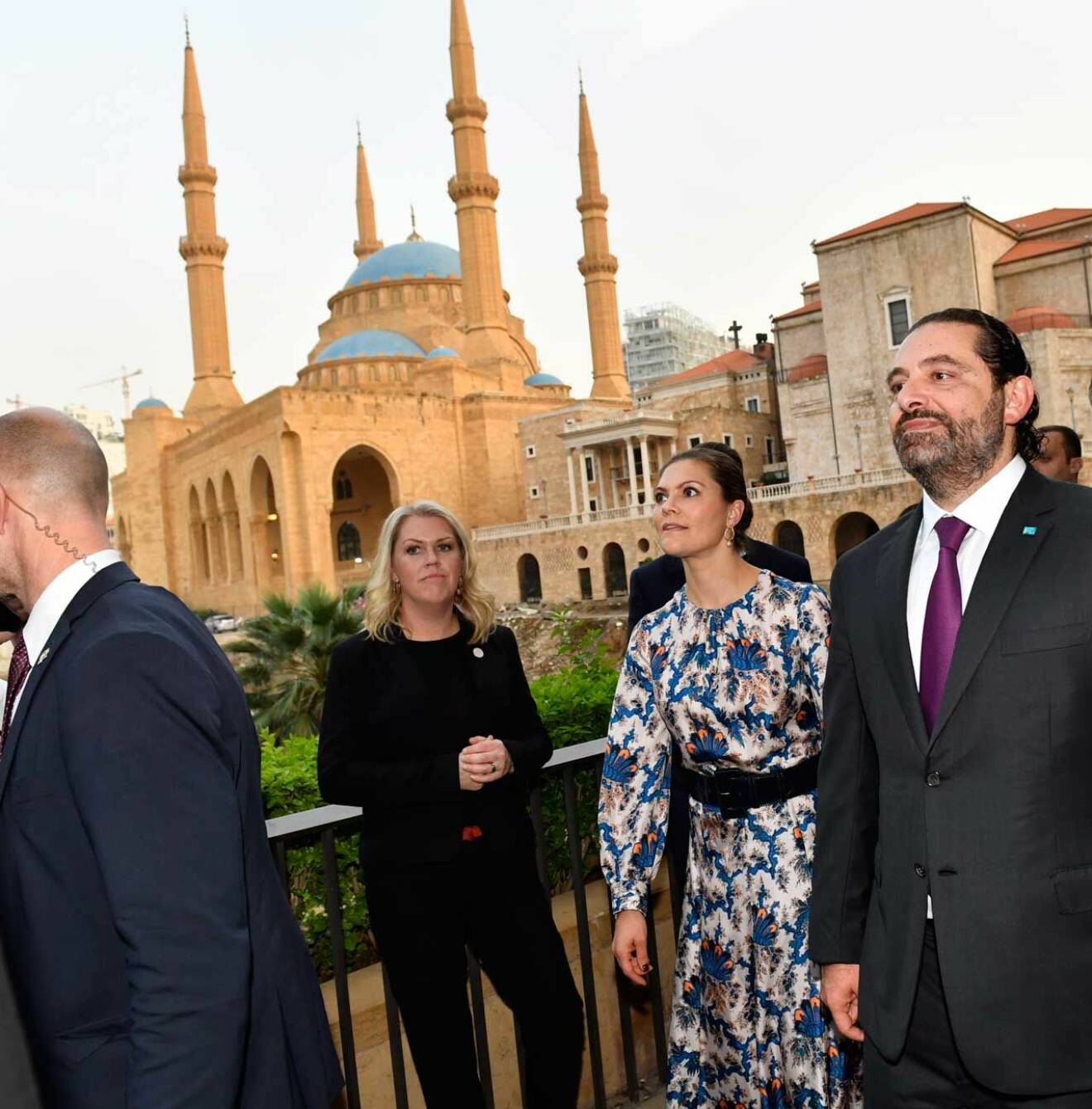 Kronrprinsessan Victoria och prins Daniel framför den stora moskén under sin guidade tur i centrala Beirut. Guide var Libanons premiärminister Saad Hariri.