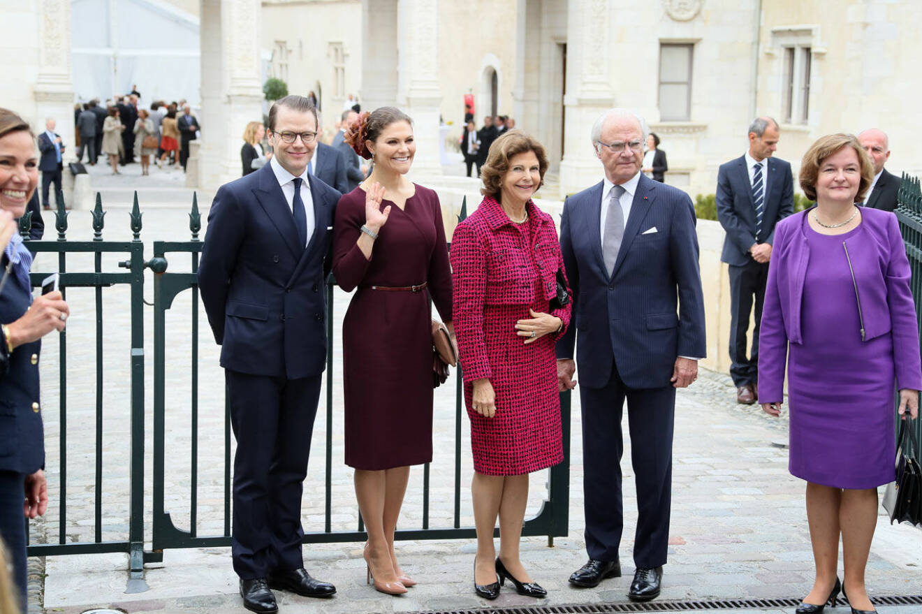 Silvia fick med sig både maken, kronprinsessan Victoria och prins Daniel på resan till Pau i Frankrike. 