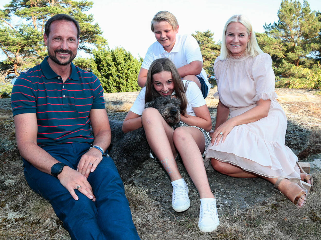 Haakon och Mette-Marit med familj på sommarstället.