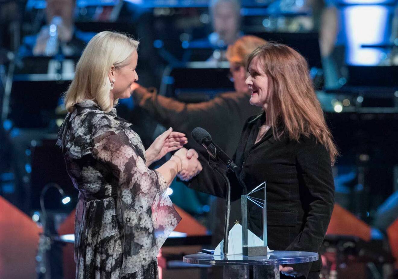 Kronprinsessan Mette-Marit lyckönskar den isländska författaren Audur Ava Olafsdottir som får Nordiska Rådets litteraturpris.