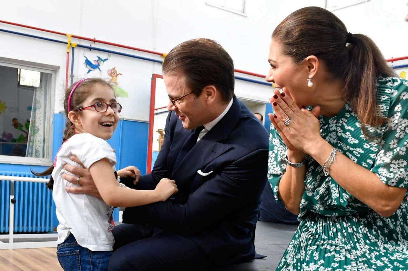Den här lilla flickans kamp för att lära sig gå gjorde starkt intryck på kronprinsessan Victoria och prins Daniel under besöket på rehabcentret i Amman.