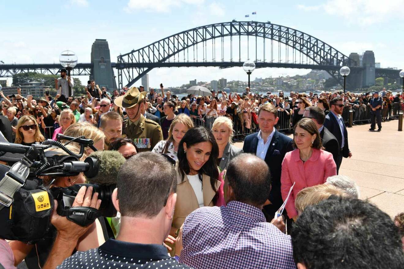 Folkstorm vid Sydney Harbour Bridge. Alla ville få en glimt av världens just nu mest omtalade prinsessa Meghan.