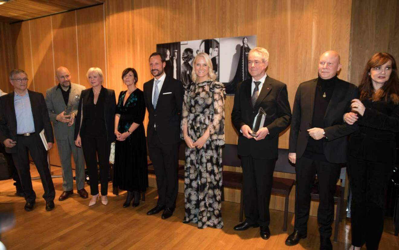 Kronprinsessan Mette-Marit och kronprins Haakon med alla pristagarna vid Nordiska Rådets prisgala i Oslo.