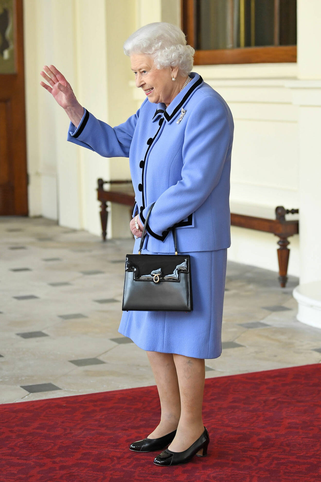 Drottning Elizabeth vinkar. 