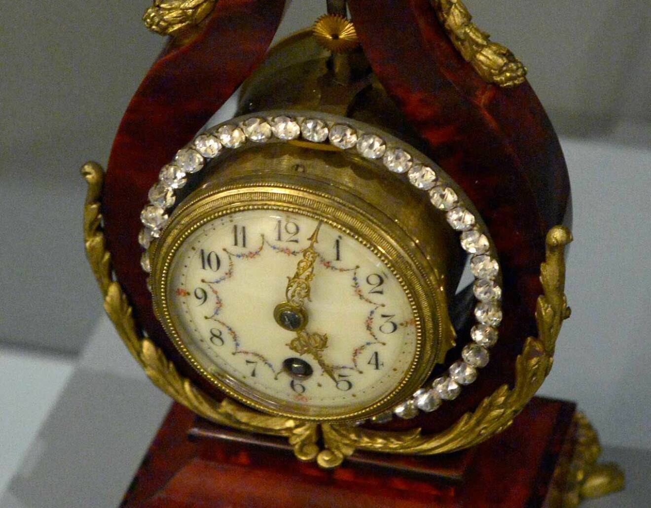 En klocka besatt med diamanter, från den kungliga samlingen på Stockholms slott.