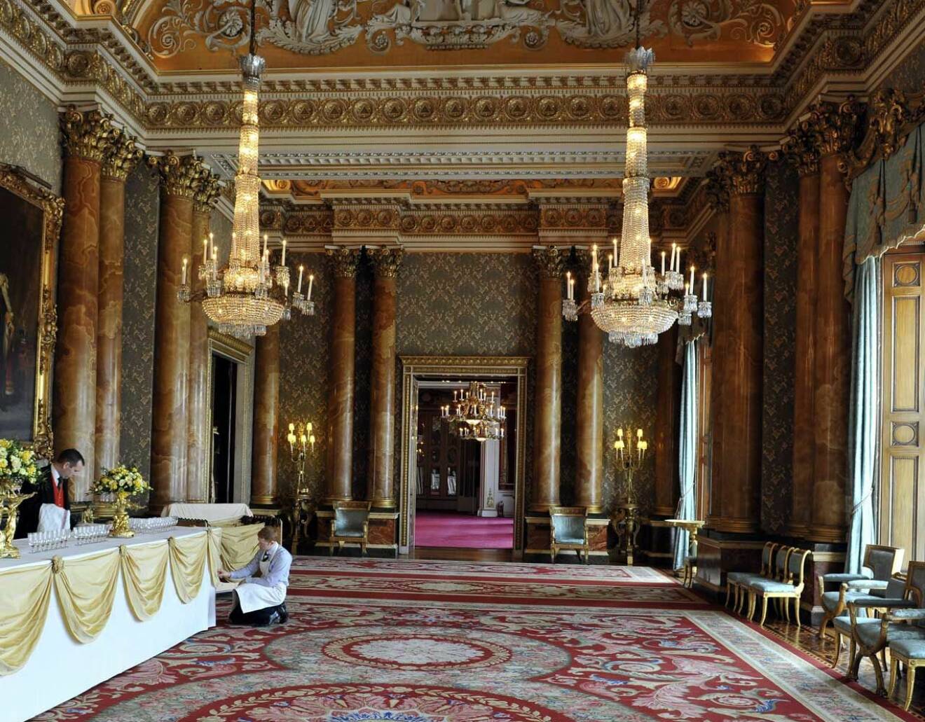 Här i festvåningen på Buckingham Palace ska det bli stor fest för Charles, med drottning Elizabeth som värdinna.