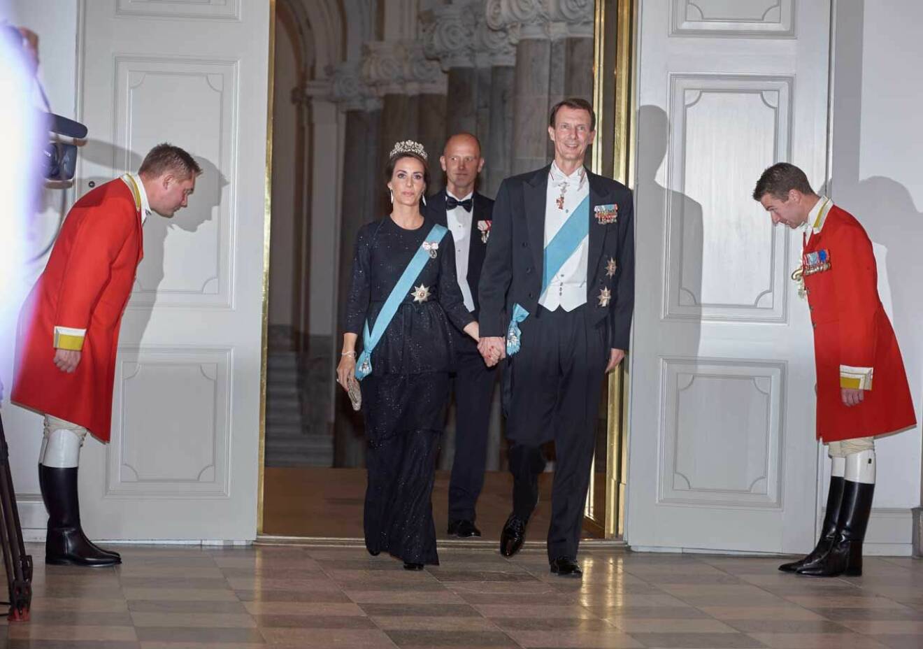 Prinsessan Marie och prins Joachim gör entré vid galamiddagen på Christiansborg Slot i Köpenhamn.
