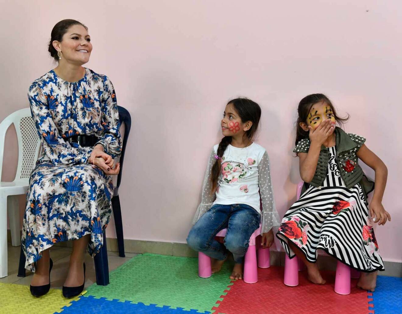 Kronprinsessan Victoria med två små flickor på ett hjälpcenter för flyktingar i Beirut i Libanon.