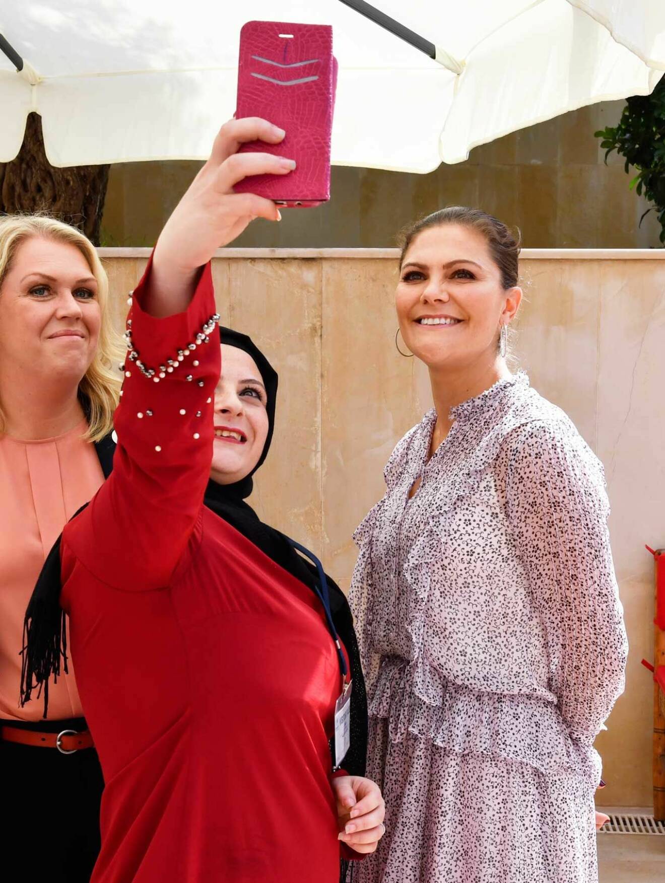 Kronprinsessan ställer gärna upp på en selfie, som här i Libanons huvudstad Beirut.