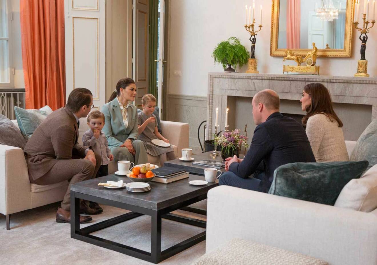 Kate och William på afternoon tea på Haga. Kronprinsessan Victoria, prins Daniel, Estelle och Oscar i soffan.