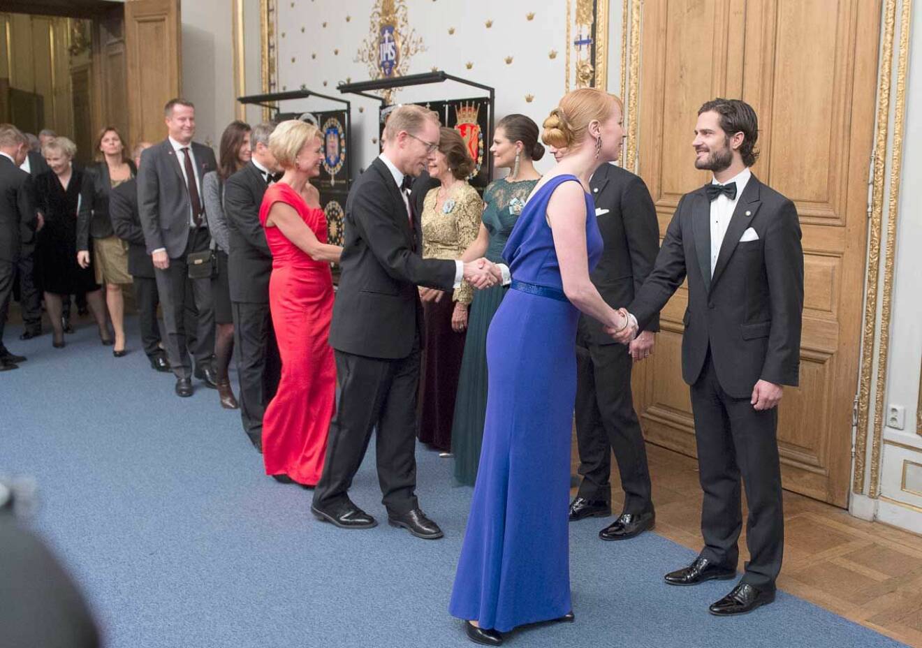 Prins Carl Philip hälsar på Annie Lööf vid riksdagssupén 2014.