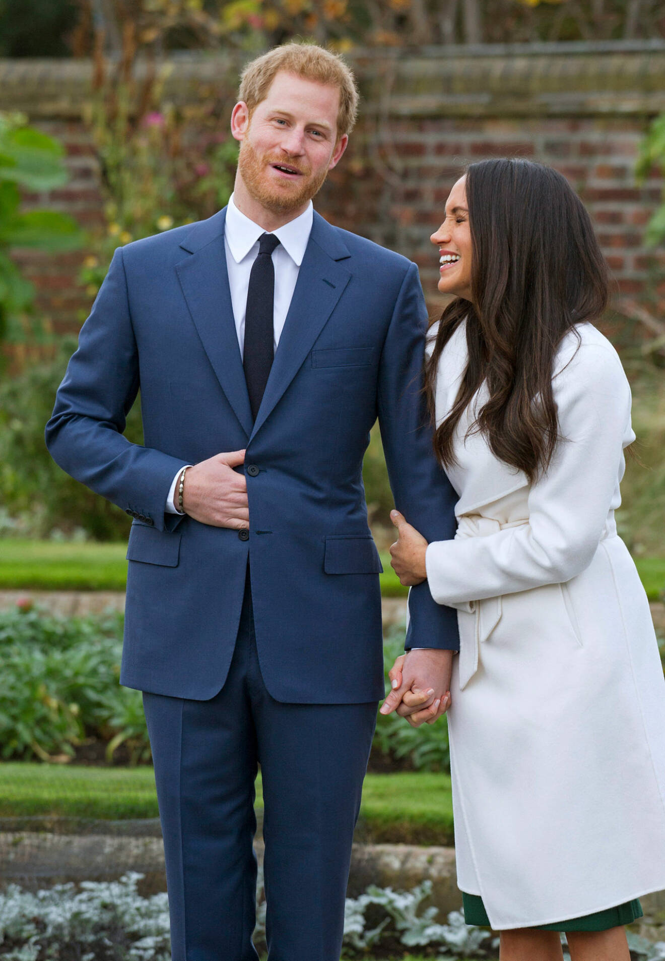 Värmen mellan dem är så tydlig. Här berättar de för världen att de har förlovat sig, även då är det skoj och skämt mellan prins Harry och hans Meghan.