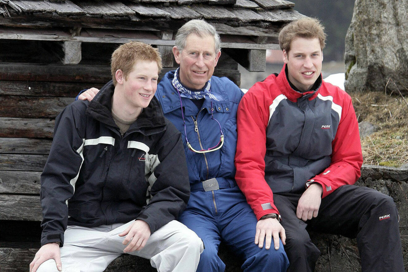 Prins Harry och prins William med sin pappa Charles som fått uppfostra sina söner själv.