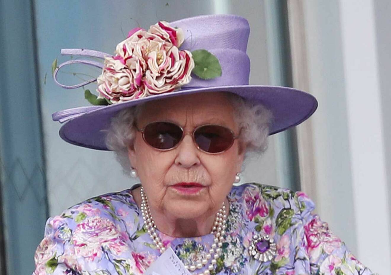 Drottning Elizabeth har också drabbats av grå starr. Hon opererade ena ögat i våras, och blev sedan ljuskänslig och fick ha solglasögon en tid.