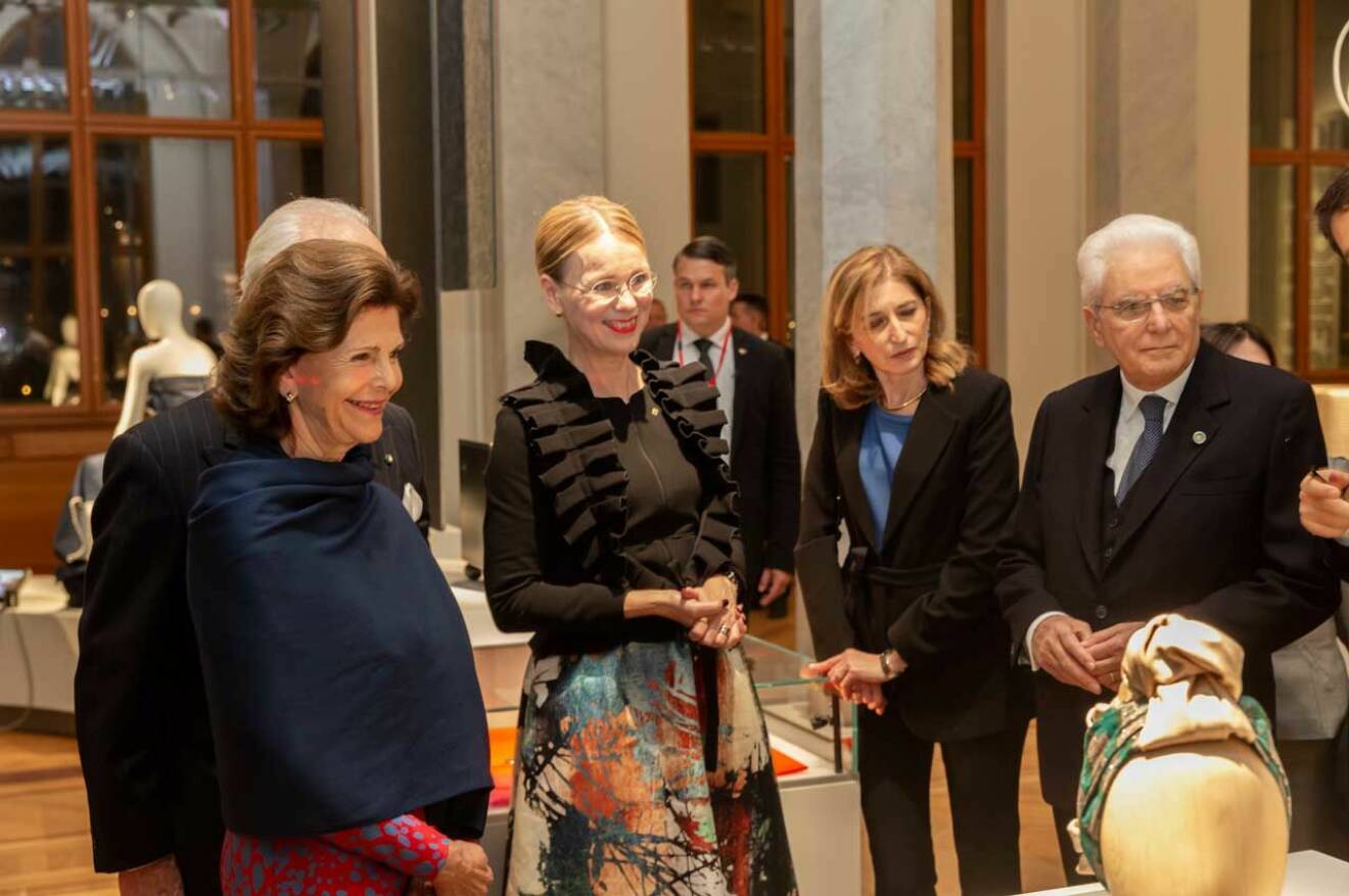 Kungaparet och Italiens president Sergio Mattarella med dotter Laura fick en rundvisning på Nationalmuseum tillsammans med musiechefen Susanna Pettersson.