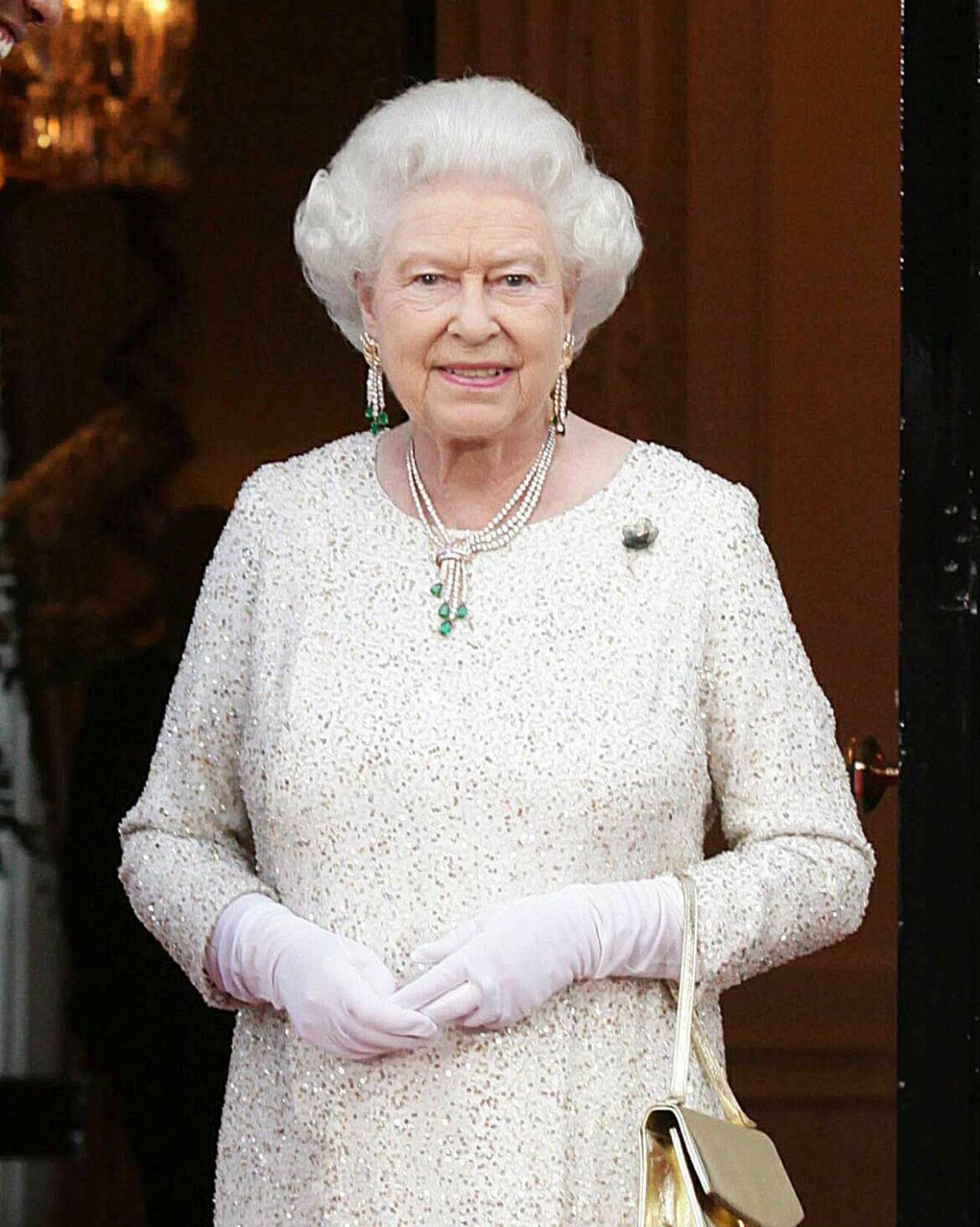 Drottning Elizabeth klädd till fest.