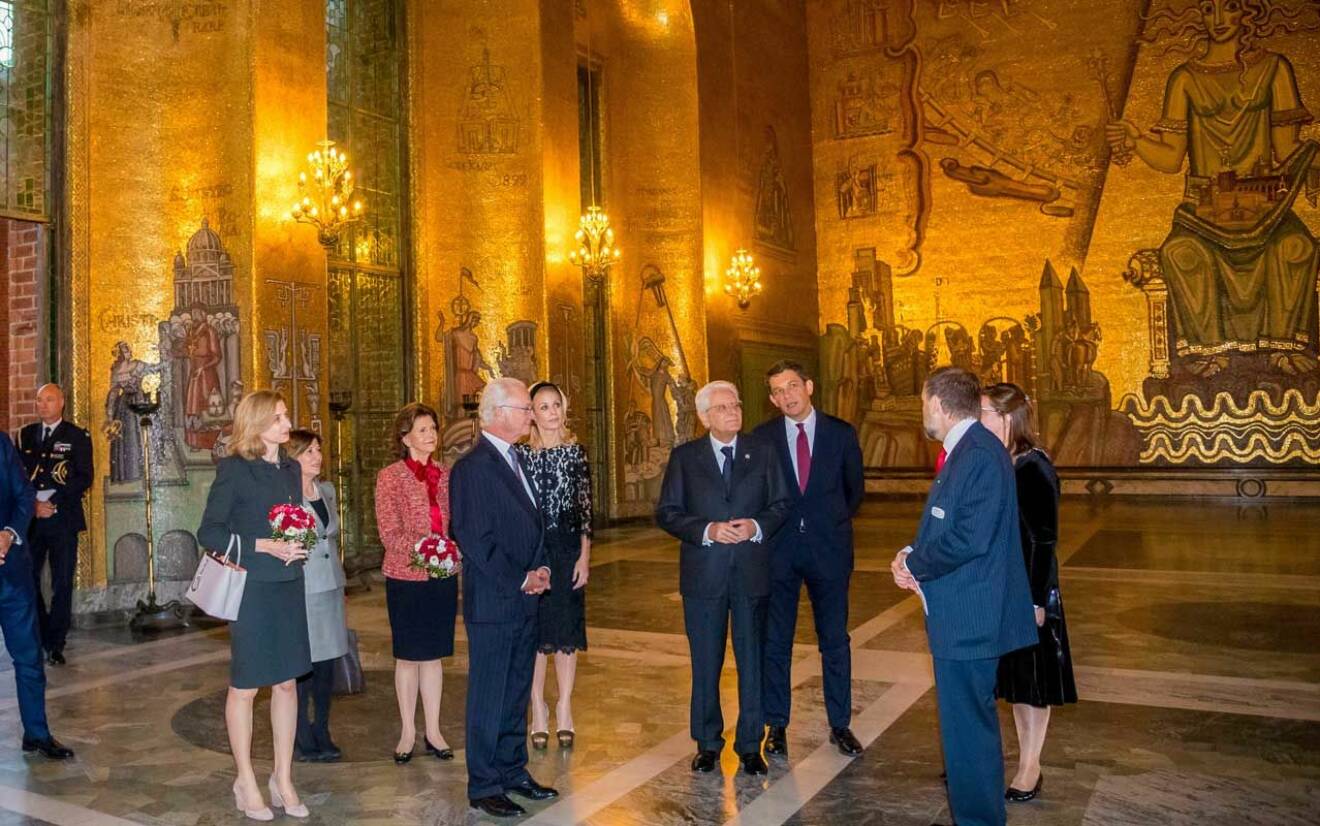 Kungaparet visar Gyllene Salen i Stockholms stadshus för Italiens president Sergio Mattarella och hans dotter Laura.