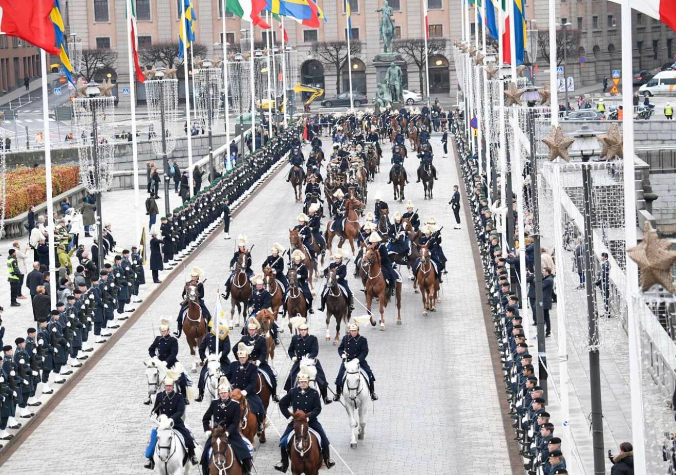 Stökigt under den kungliga kortegen vid statsbesöket från Italien - några av hästarna från Livgardets Dragoner började plötsligt att galoppera.