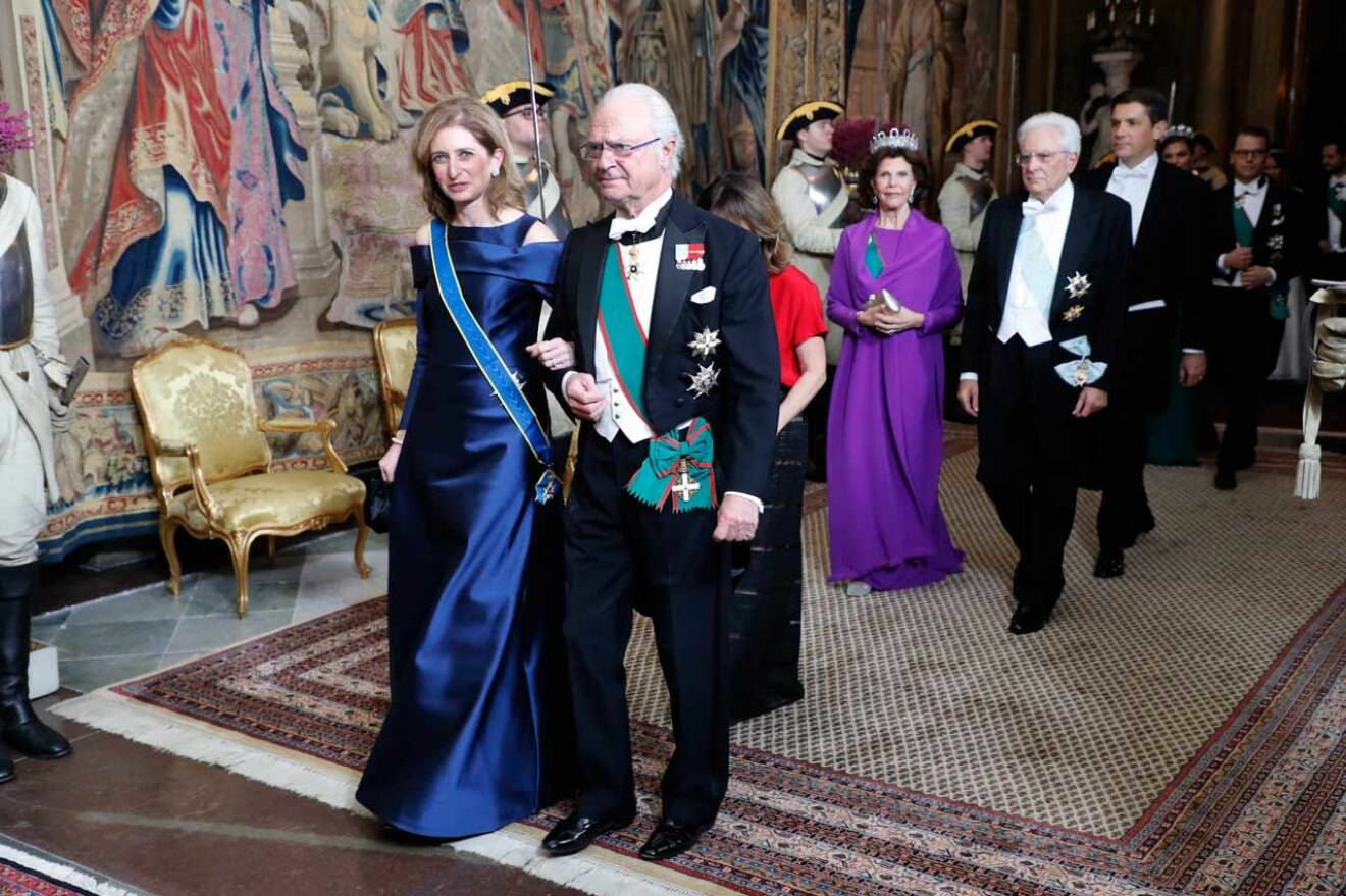 Kung Carl Gustaf anlände först med presidentens dotter. 