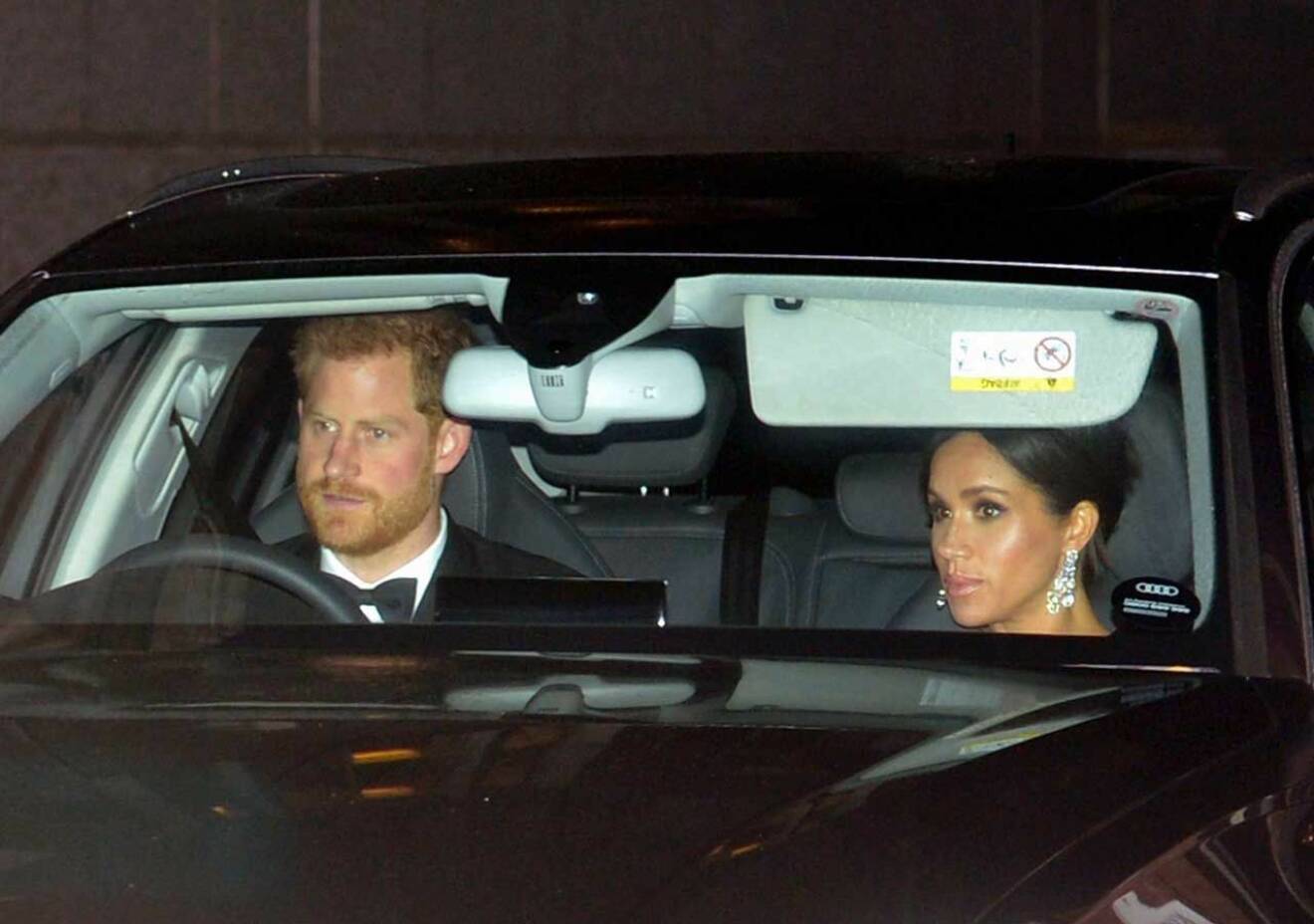 Prins Harry och hertiginnan Meghan på väg till prins Charles 70-årsfest på Buckingham Palace.