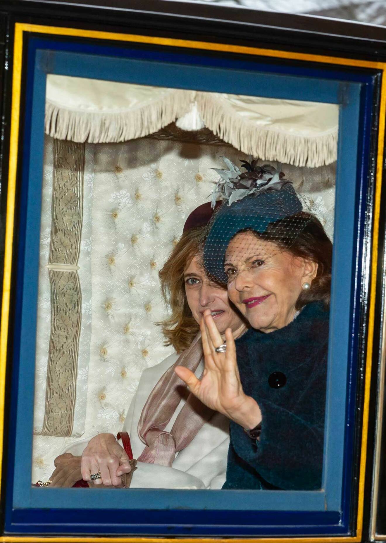 Drottning Silvia och Laura Mattarella under dagens kortege under statsbesöket från Italien.