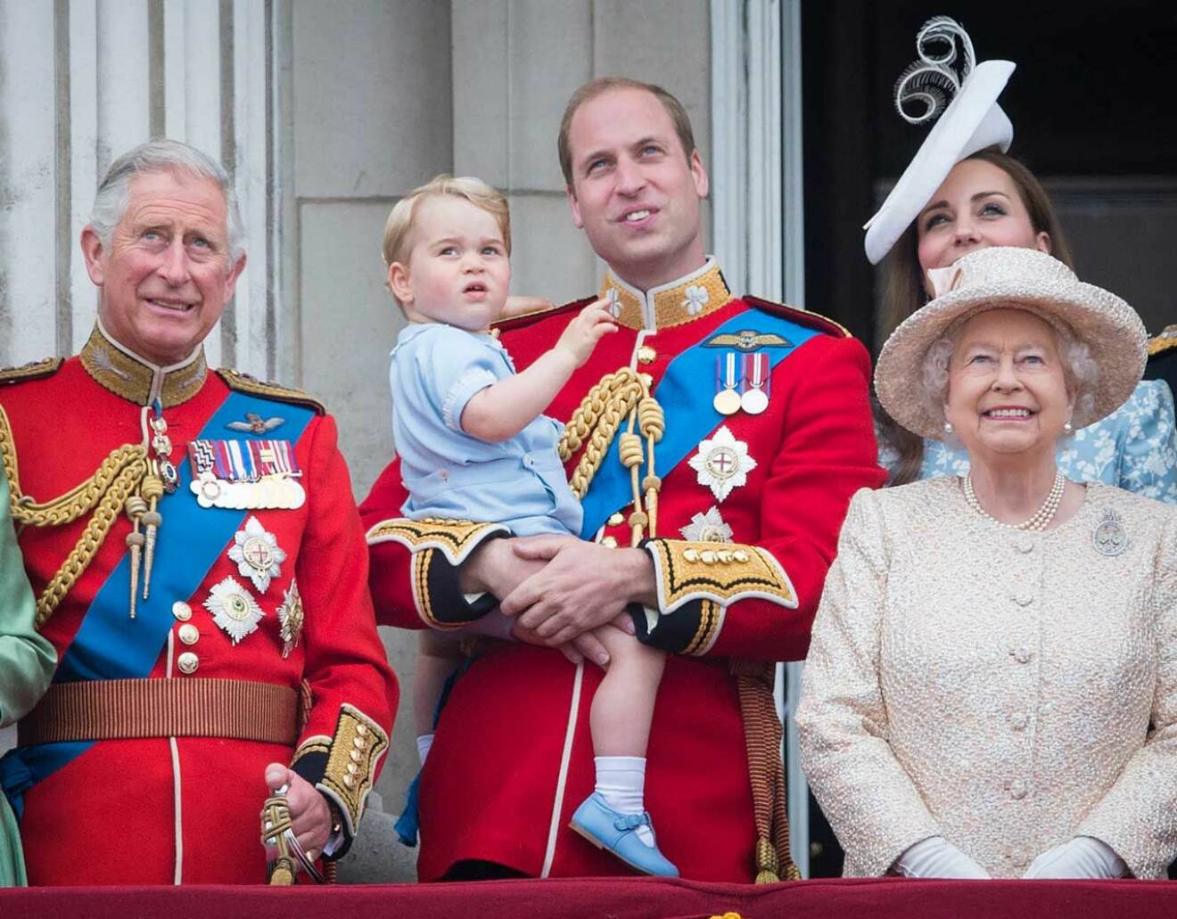 Prins Charles är tronföljaren med ”världens längsta praktikperiod”! Här med mamma drottning Elizabeth, sonen prins William och sonsonen prins George.