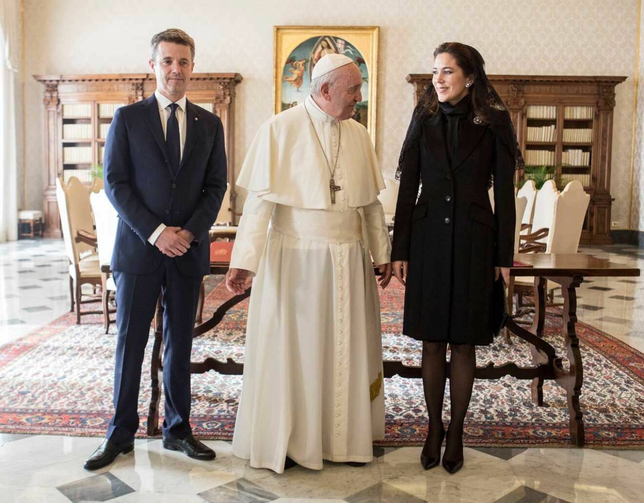 Till och med kungligheter blir lite knäsvaga när de träffar påven.
