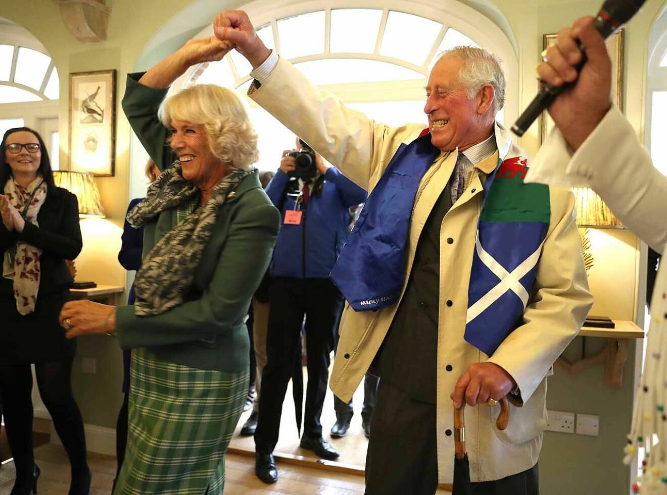 Prins Charles och hans Camilla rockar loss på en hunduställning(!) i Skottland.