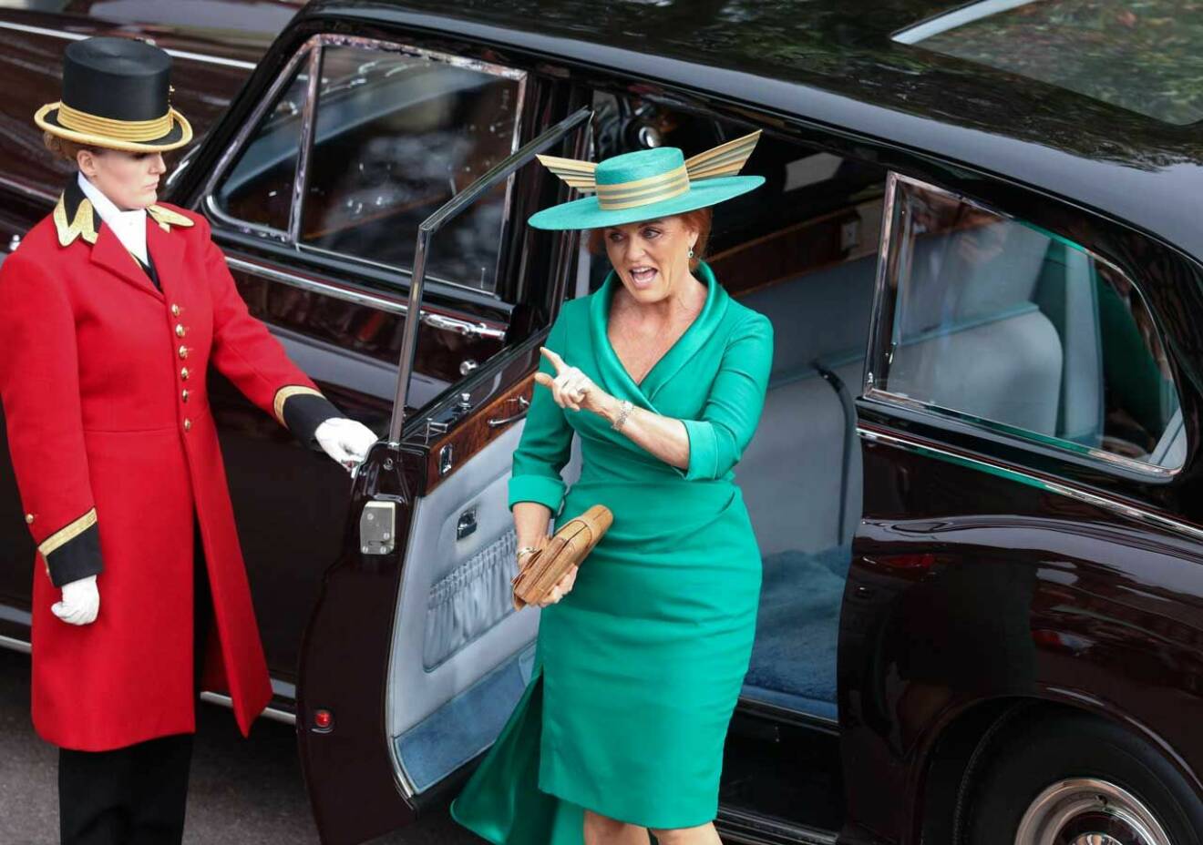 Sarah Ferguson (”Fergie”) anländer till dottern Eugenies bröllop, klädd i en grön klänning.