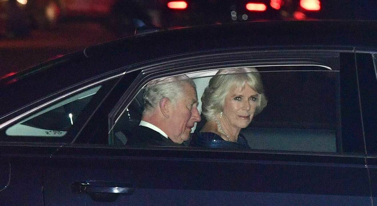 Prins Charles och hertiginnan Camilla anländer till festen på Buckingham Palace.