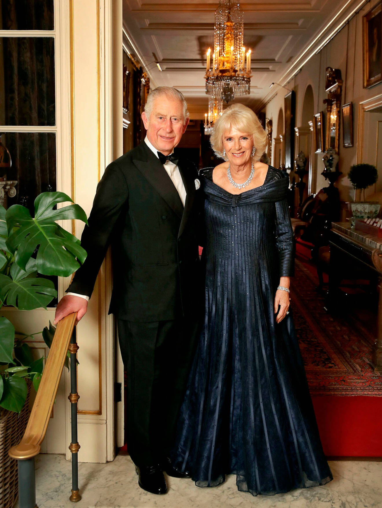 Prins Charles och hertiginnan Camilla, klänningen kommer från Bruce Oldfield.
