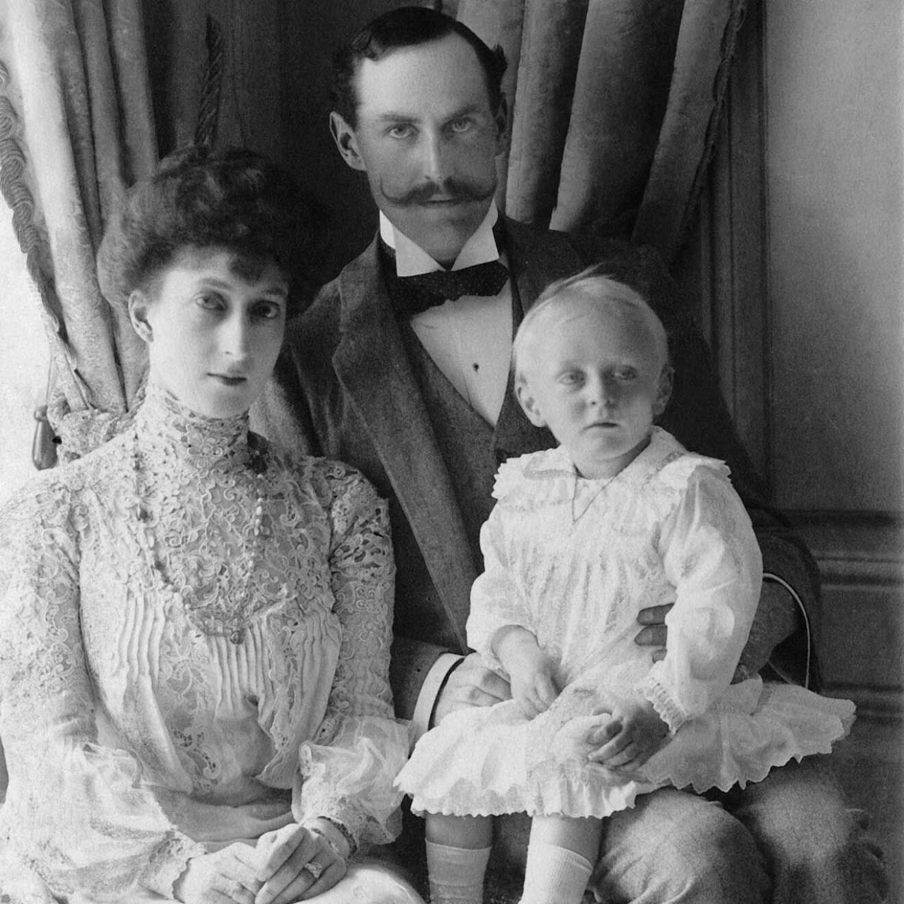 Kung Olav av Norge som liten prins tillsammans med sin brittiska mamma Maud och sin norske pappa kung Haakon.