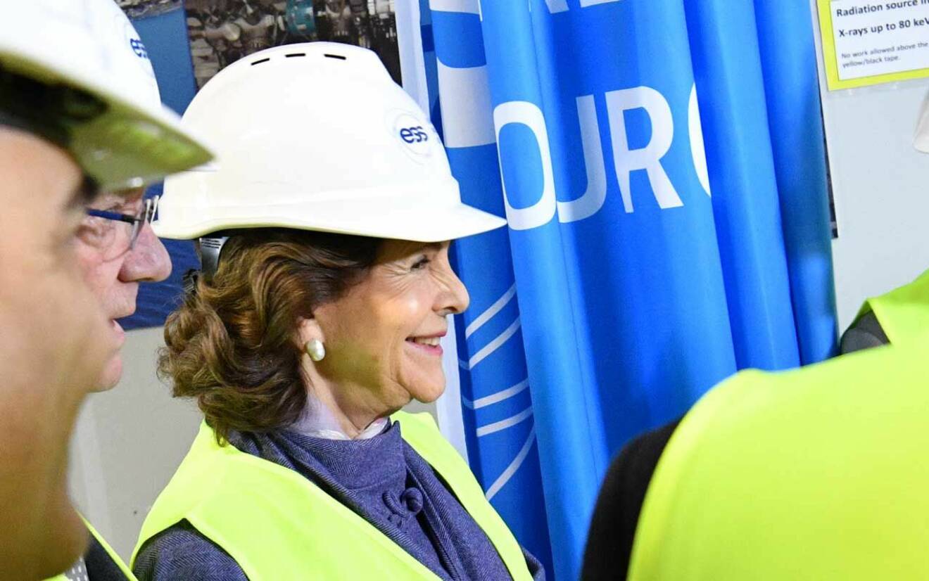 Drottning Silvia i bygghjälm under statsbesöket från Italien.