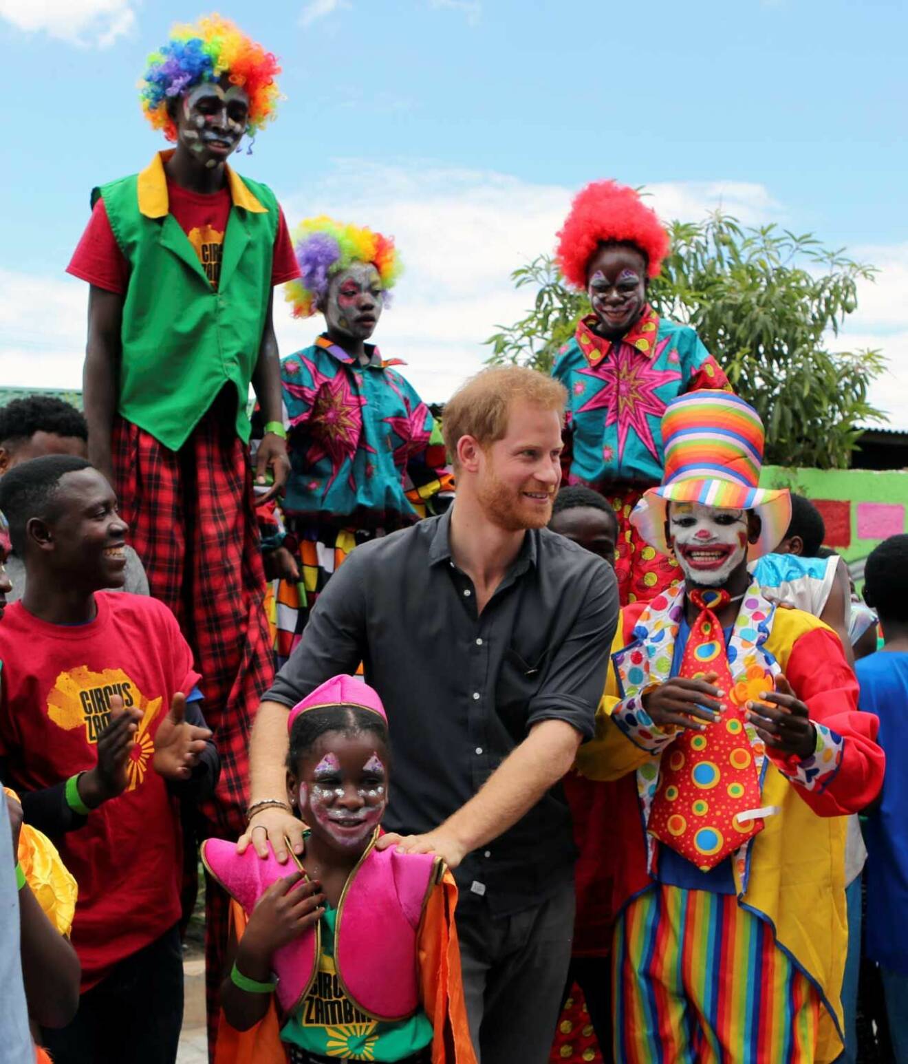 Prins Harry med clownerna från Cirkus Zambia under besöket i Zambia.