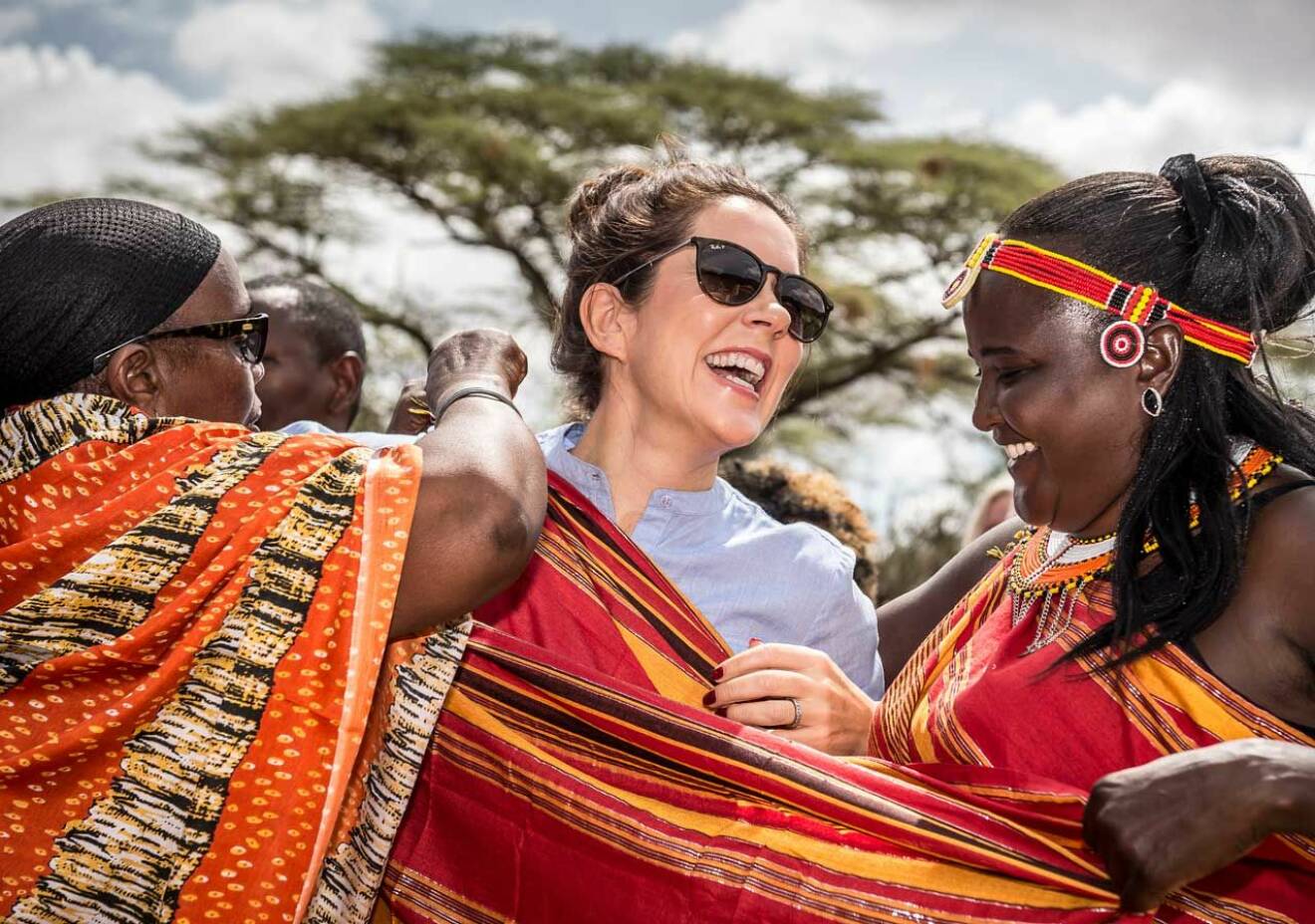Kronprinsessan Mary får hjälp att klä sig i en kenyansk folkdräkt under besöket i Kenya.