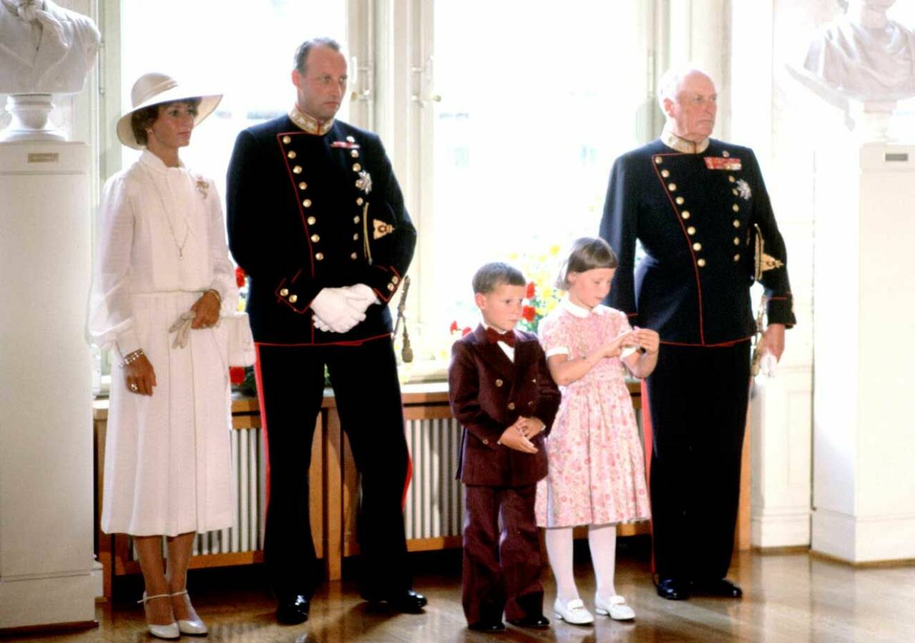 Kung Olav (längst till höger) med Harald och Sonja och barnbarnen Haakon och Märtha Louise.
