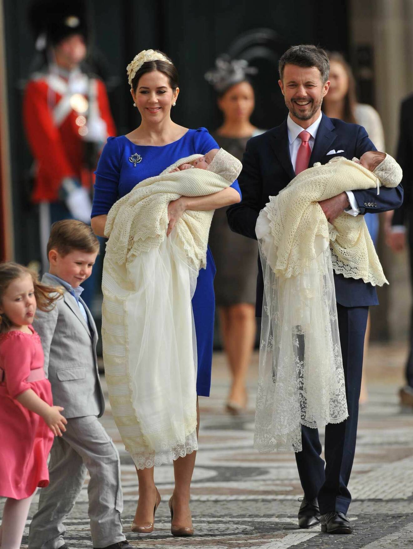 Kronprinsessan Mary och kronprins Frederik med sina tvillingar prins Vincent och prinsessan Josephine.