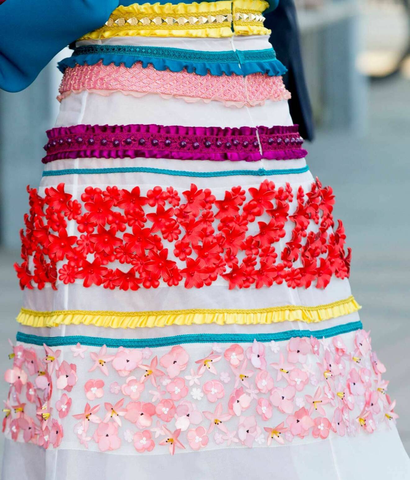 En färgstark kjol som danske designern Claes Iversen har specialdesignat åt drottning Máxima.