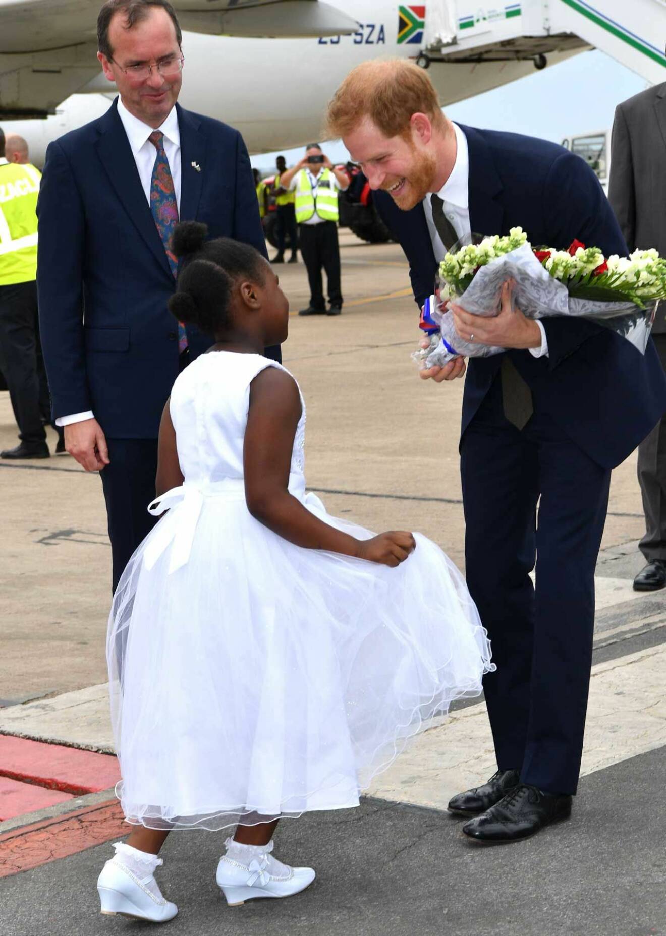 9-åriga Jane fick äran att lämna över blommor till prins Harry på flygplatsen i huvudstaden Lusaka.