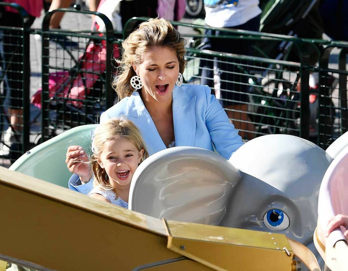 Prinsessan Leonore åker karusellen Flygande Elefanterna på Gröna Lund tillsammans med mamma prinsessan Madeleine.