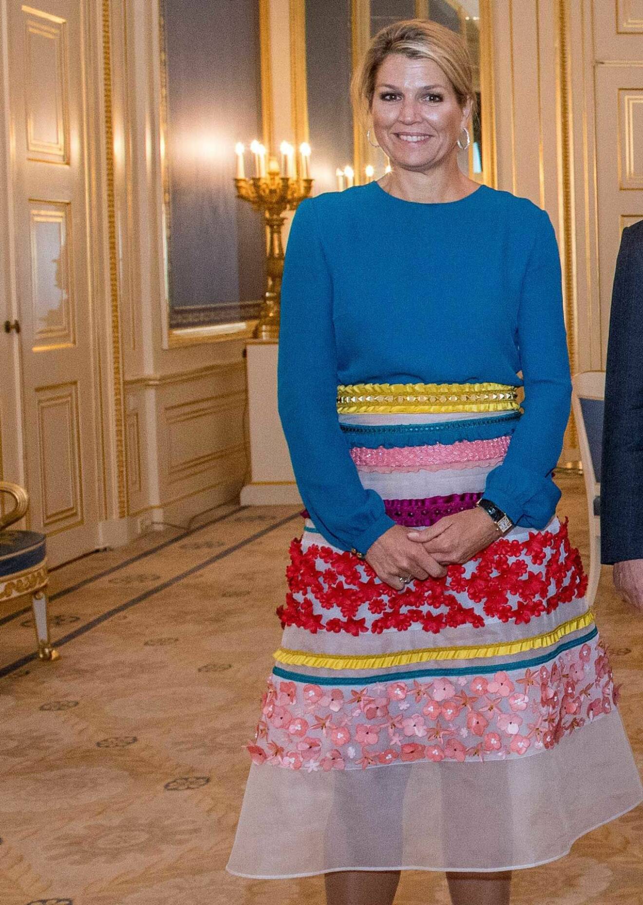 Drottning Máxima i en transparant kjol med blomsterapplikationer i design av danske Claes Iversen.