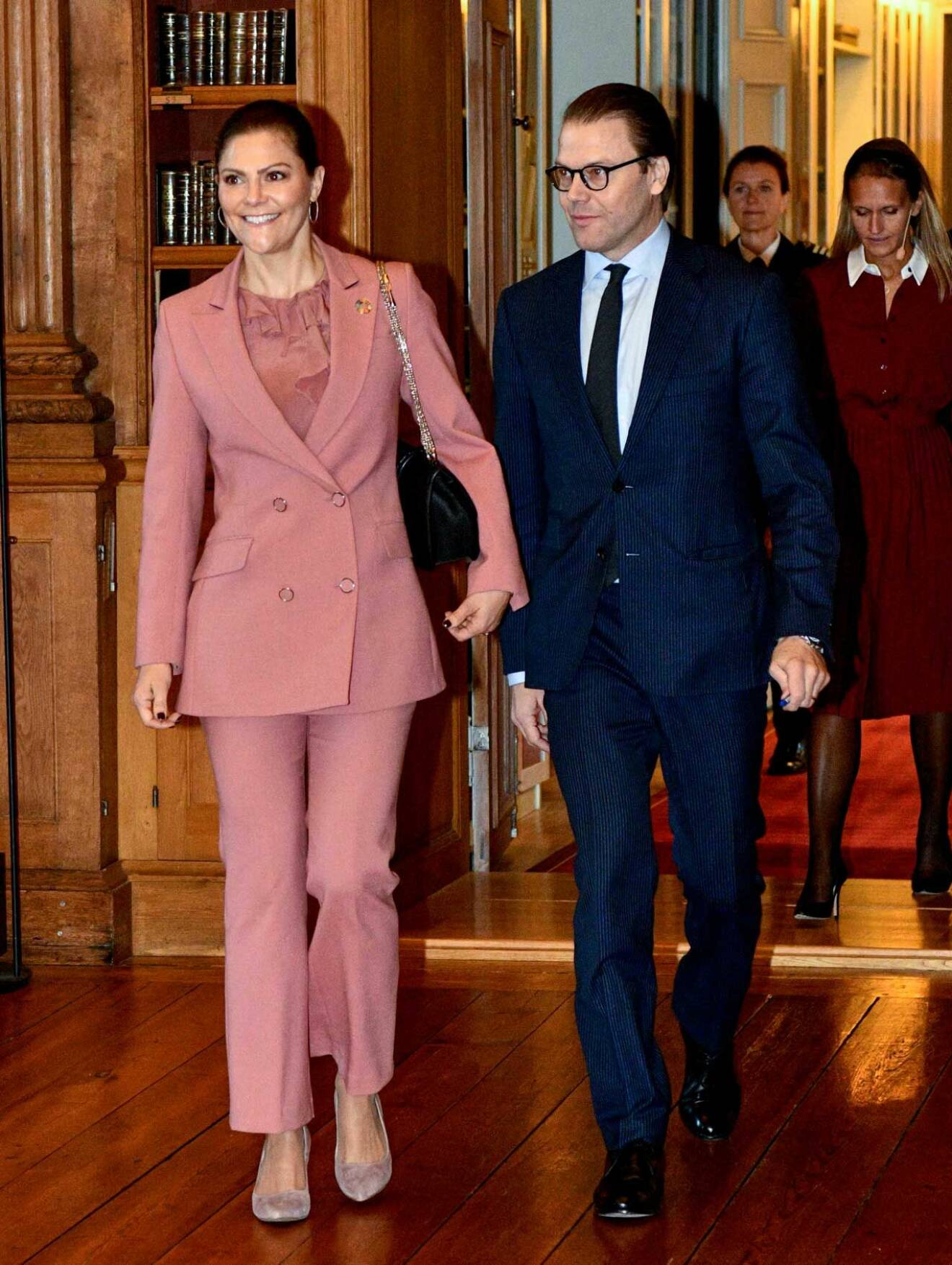 Kronprinsessan Victoria bar sin rosa kostym från Rodebjer.
