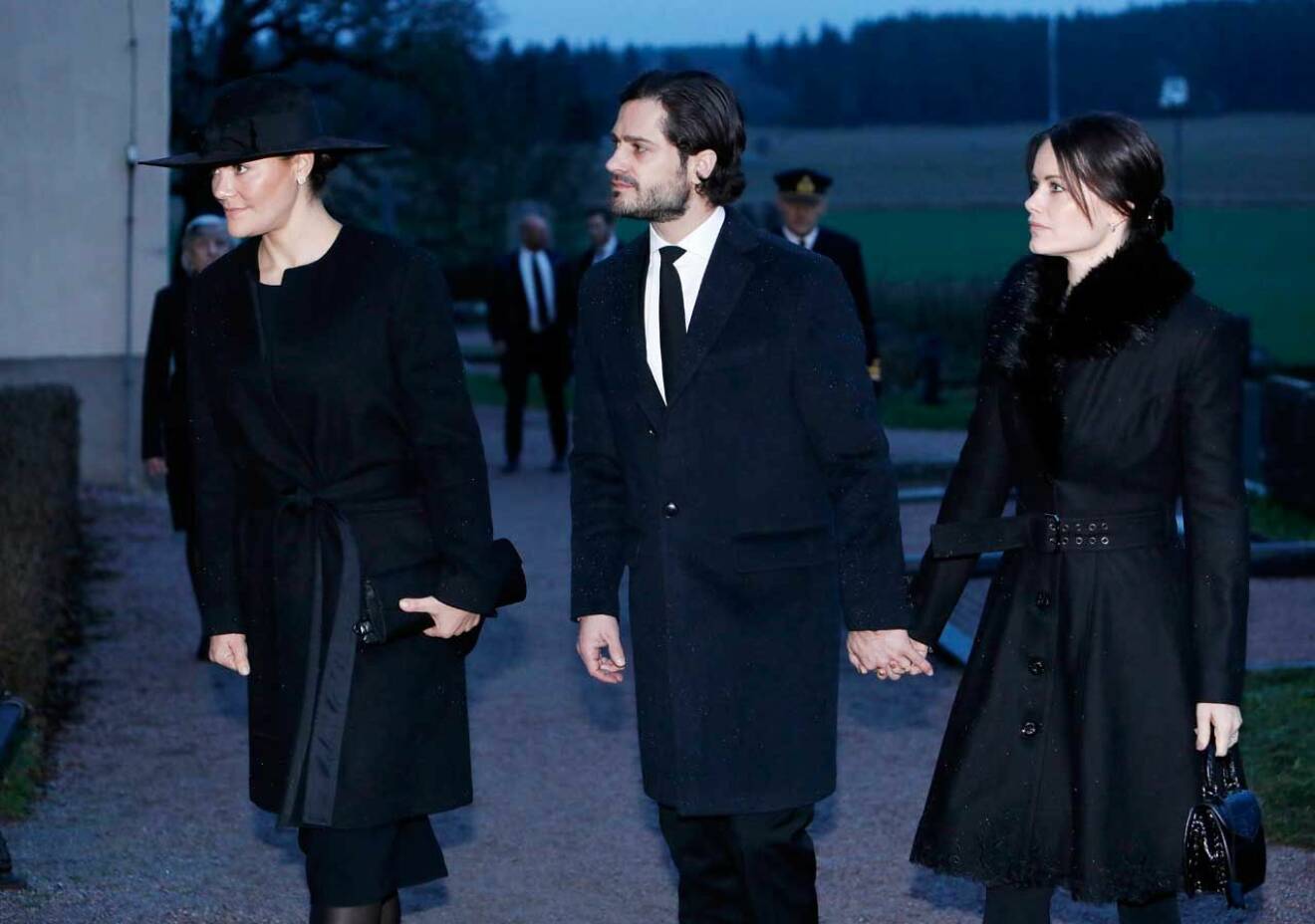 Kronprinsessan Victoria på Oscis Bernadottes begravning i Rasbo kyrkan. Här med prins Carl Philip och prinsessan Sofia, som gick hand i hand.