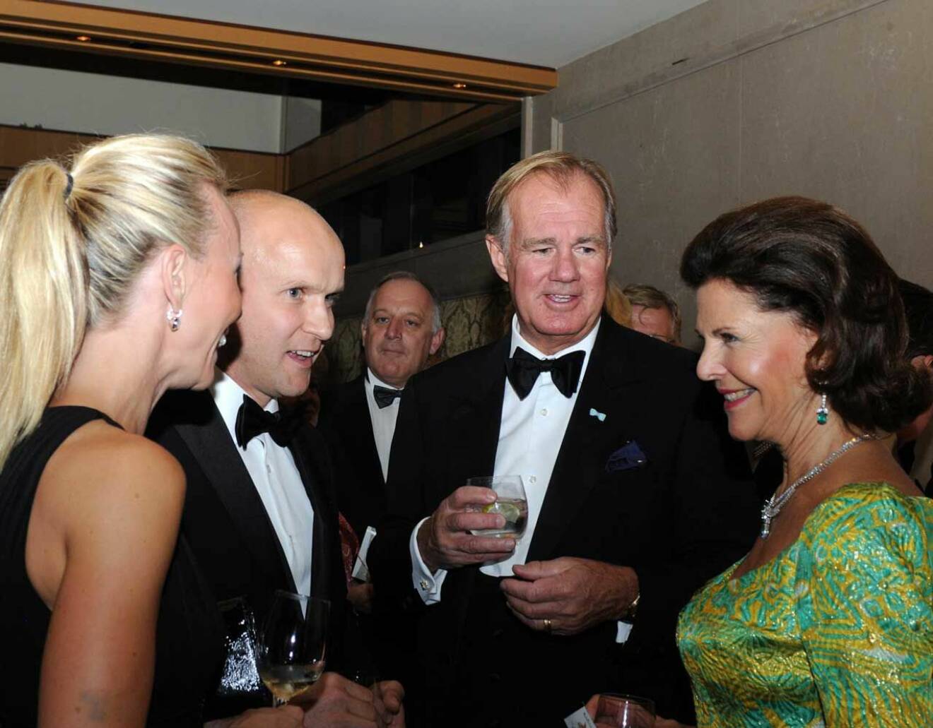 Drottning Silvia i vimlet vid en tidigare Mentor-middag tillsammans med H&M:s Stefan Persson.
