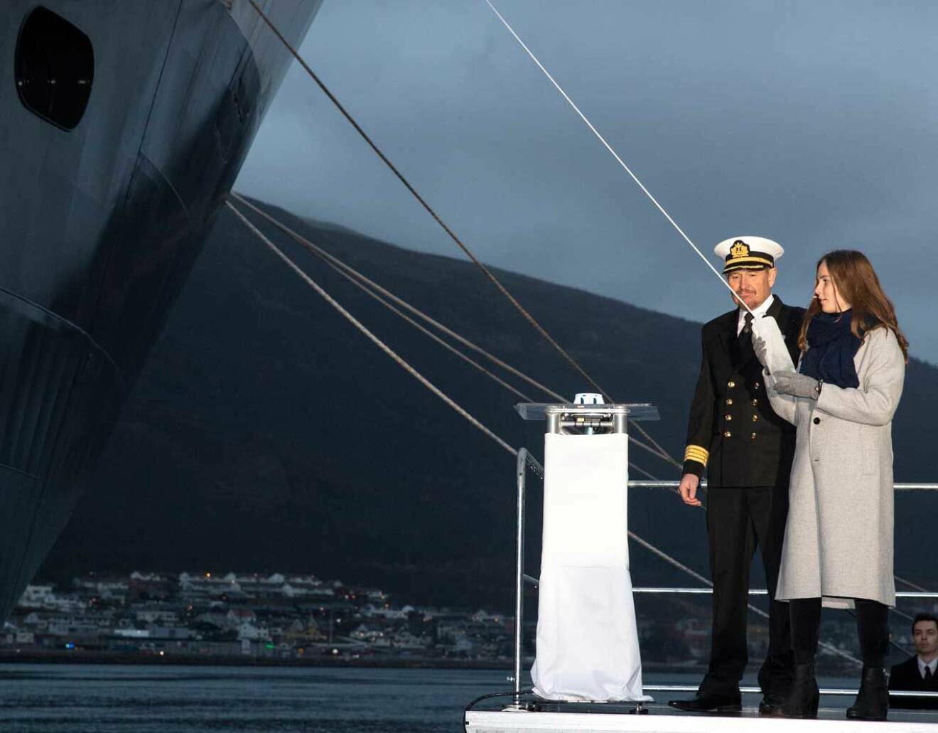 Prinsessan Ingrid Alexandra döper forskningsfartyget Kronprins Haakon vid en ceremoni i Tromsö.