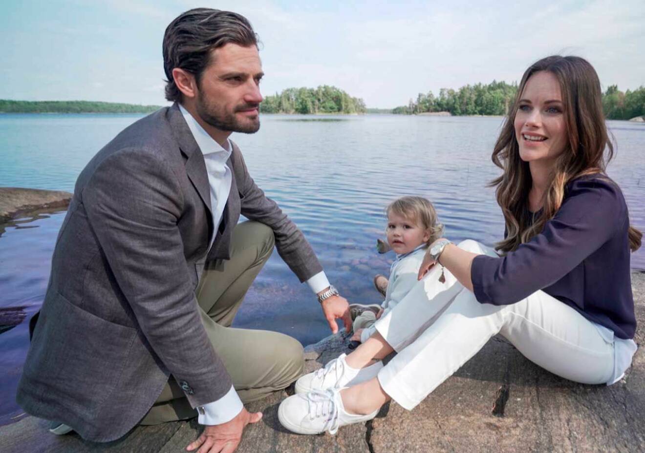 Pappa Carl Philip och mamma Sofia på en brygga vid Gisesjön i Sörmland med sin son prins Alexander.