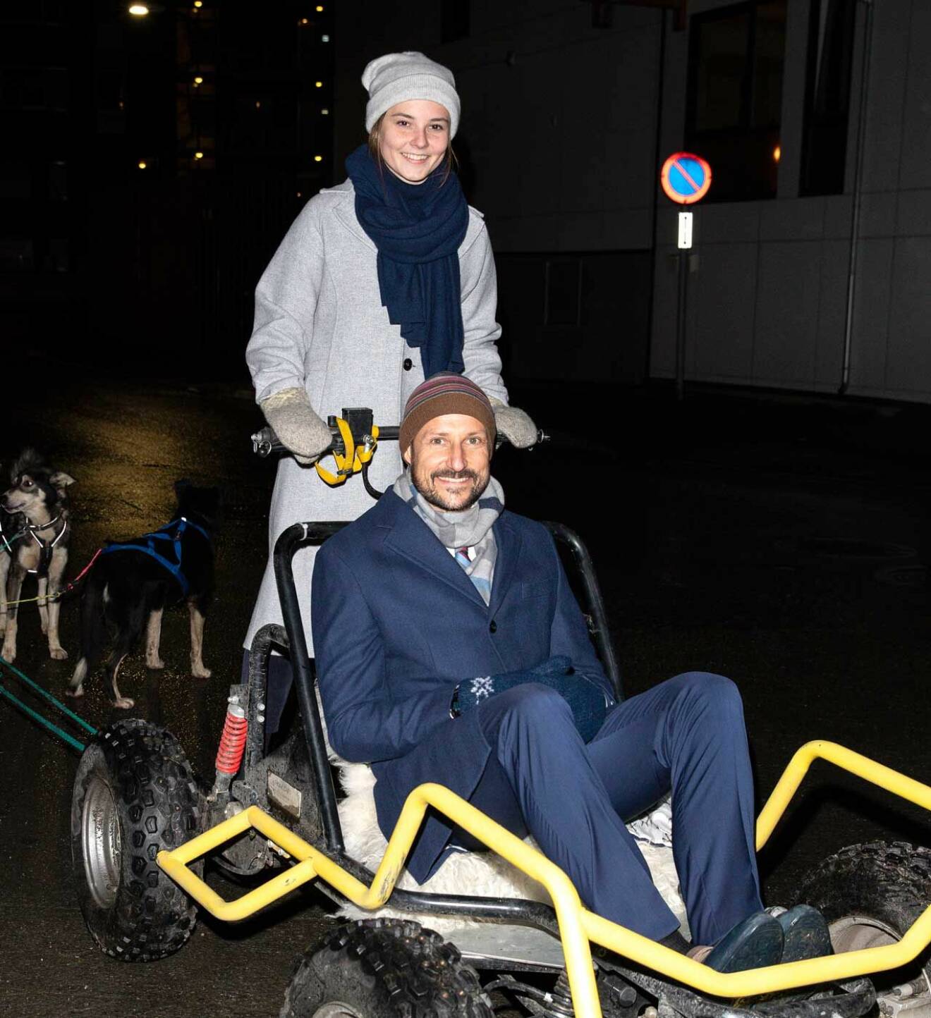 Prinsessan Ingrid Alexandra och kronprins Haakon åker hundspann i Tromsö.