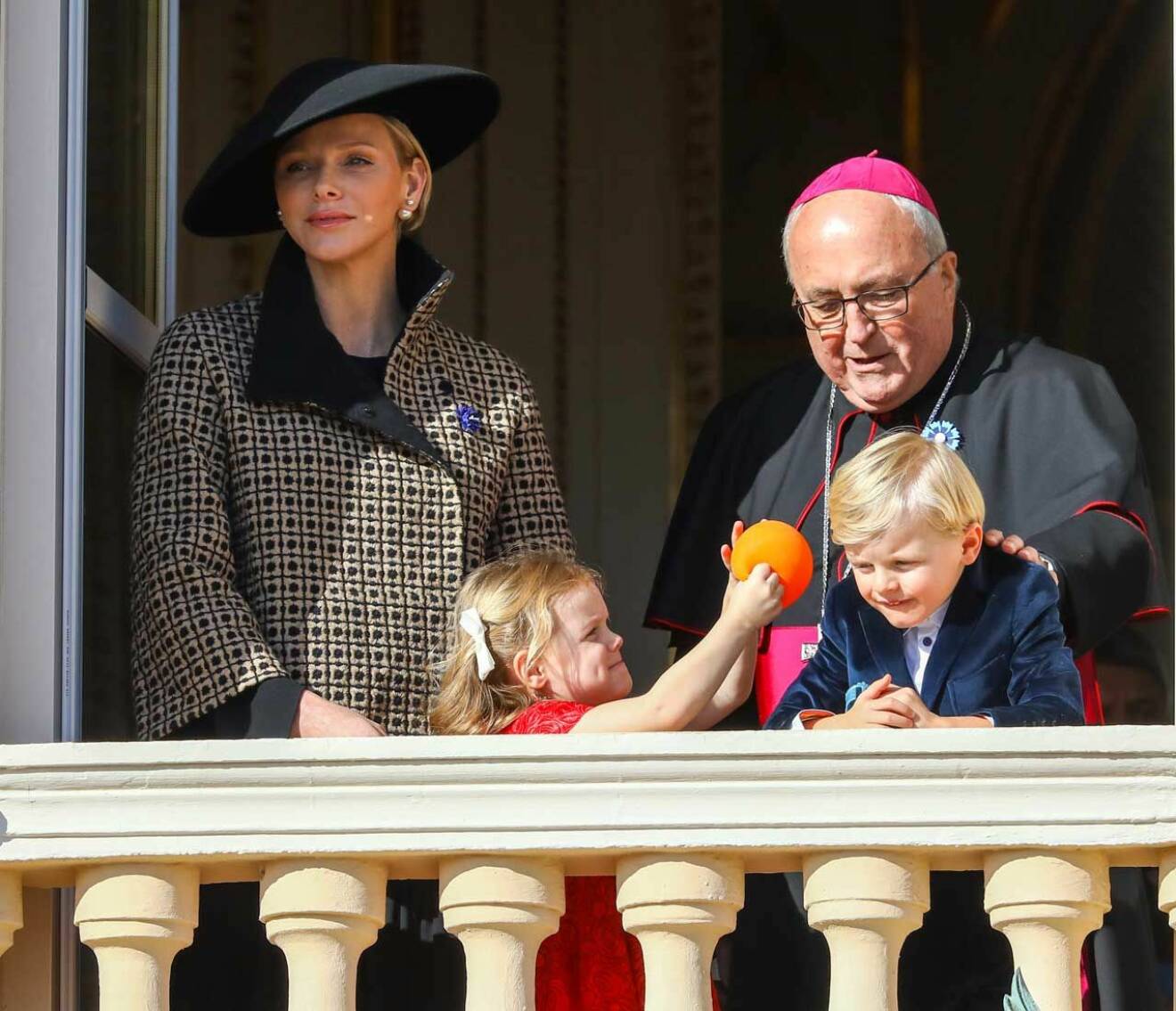 Furstinnan Charlene med sina barn prinsessan Gabriella och prins Jacques av Monaco.