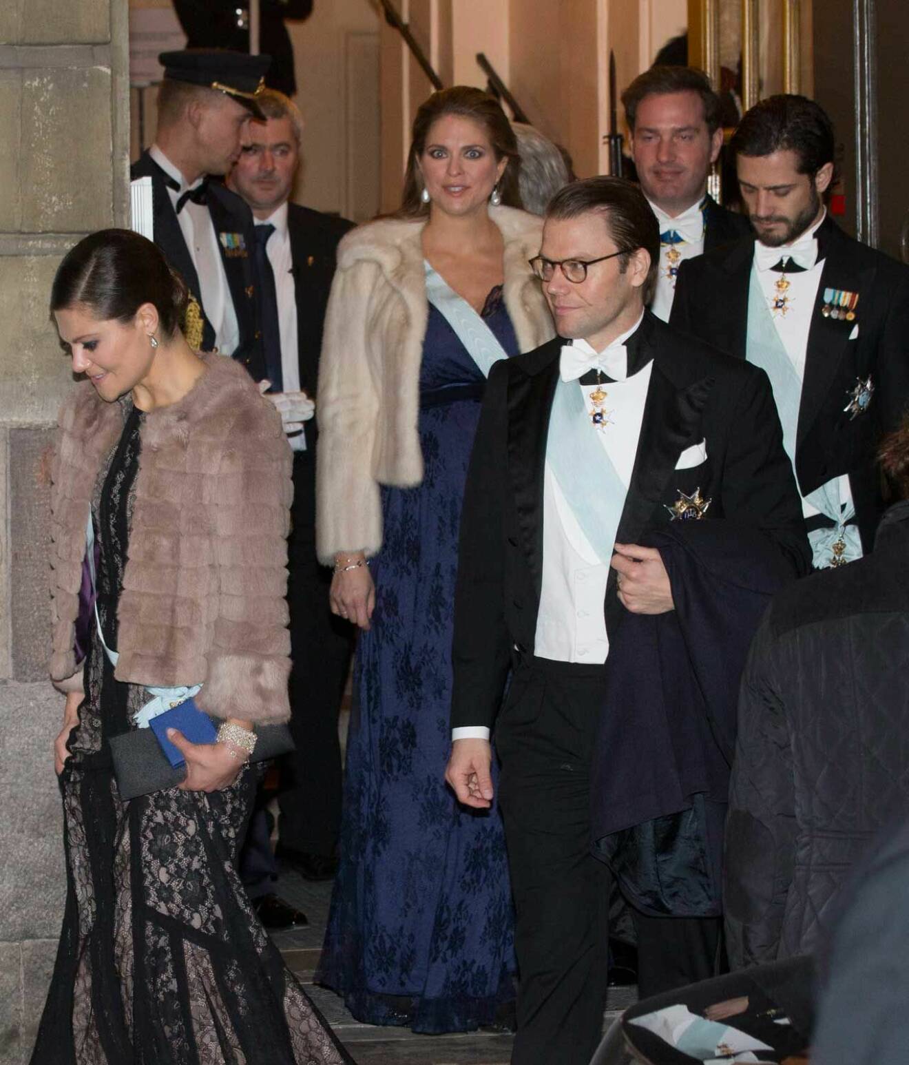 Från och med 2012 har prins Carl Philip och prinsessan Madeleine också varit med vid Svenska Akademiens högtidssammankomst, och sedan anslöt Chris O'Neill 2013 och prinsessan Sofia 2015. Men i år får de stanna hemma.