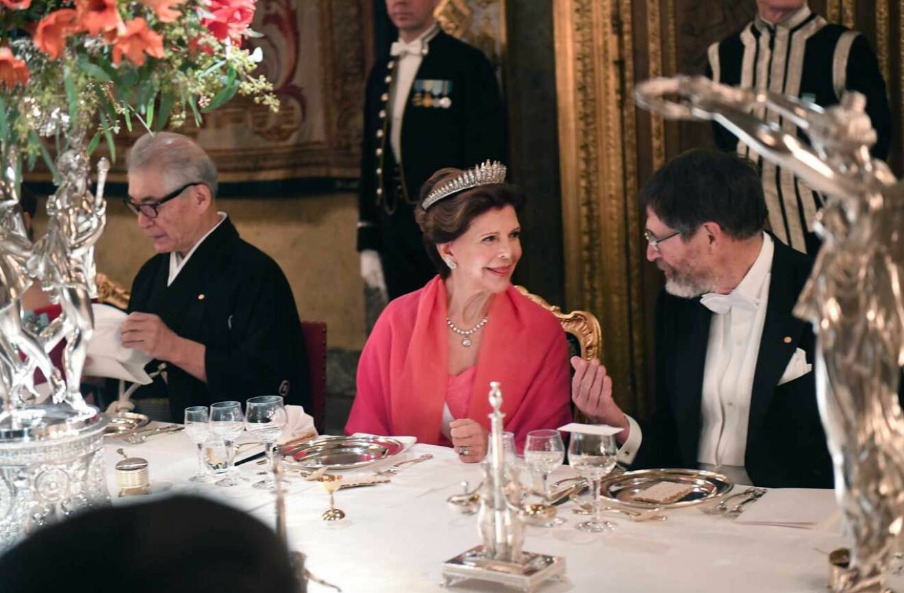 Drottning Silvia under kungens middag för Nobelpristagarna 2018.